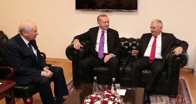 Cumhurbaşkanı Recep Tayyip Erdoğan, 27. Dönem 2. Yasama Yılı açılış konuşmasının gerisinde MHP Genel Başkanı Devlet Bahçeli ile TBMM’de görüşüyor.