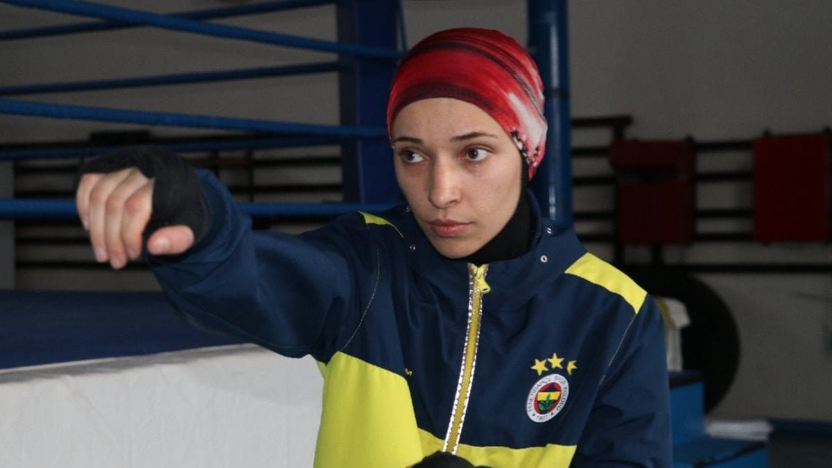 Rabia Topuz depremin izini yumruklarıyla silmeye çalışıyor