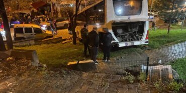 kendiliginden-hareket-eden-isci-servisi-park-halindeki-araclara-carpti-B7QtD8WV.jpg
