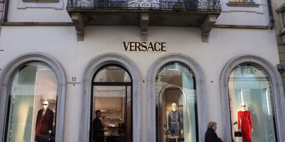 Lüks giysi devi Versace satılıyor