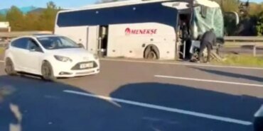 ankarada-ogrenci-tasiyan-otobus-bariyerlere-carpti-4-yarali-4xQmlpNg.jpg