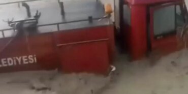ayasta-saganak-sele-neden-oldu-itfaiye-araci-kayip-iXtVwuwj.jpg