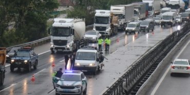 otoyolda-trafik-durma-noktasina-geldi-4-saatte-7-kaza-f7i3jprI.jpg
